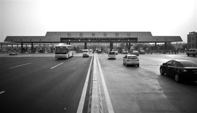 国务院:收费路假日免费限七座以下客车